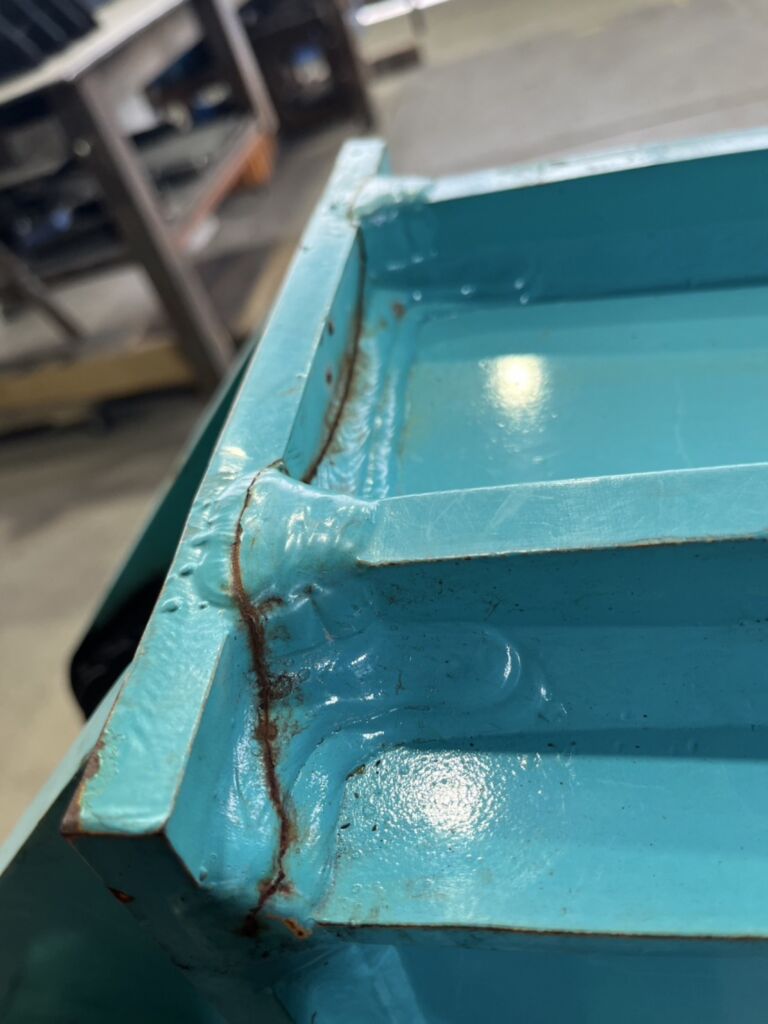 バックホー溶接修理 修理前